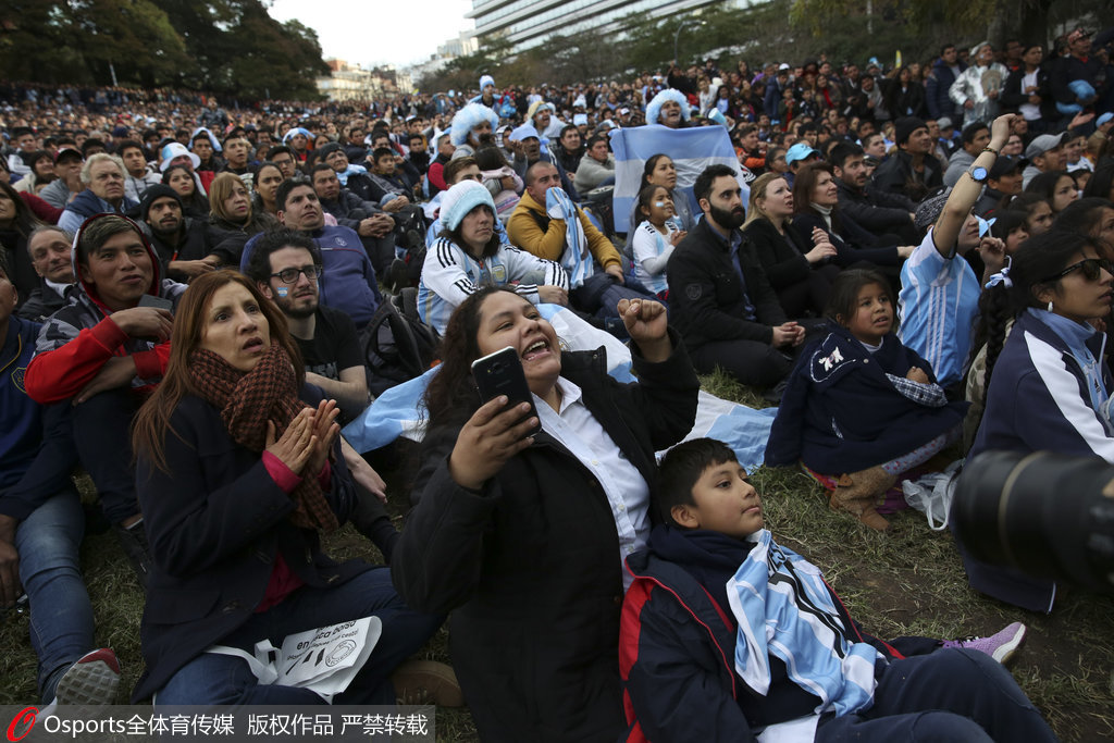 柏林赫塔球迷疯狂庆祝,法兰克福哀兵尽起的简单介绍 柏林赫塔球迷疯狂庆祝,法兰克福哀兵尽起的简单介绍