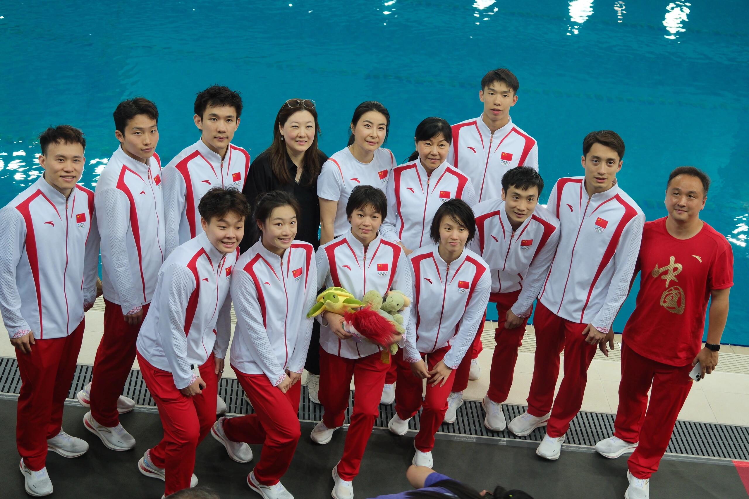 跳水队员合作默契，获得成功