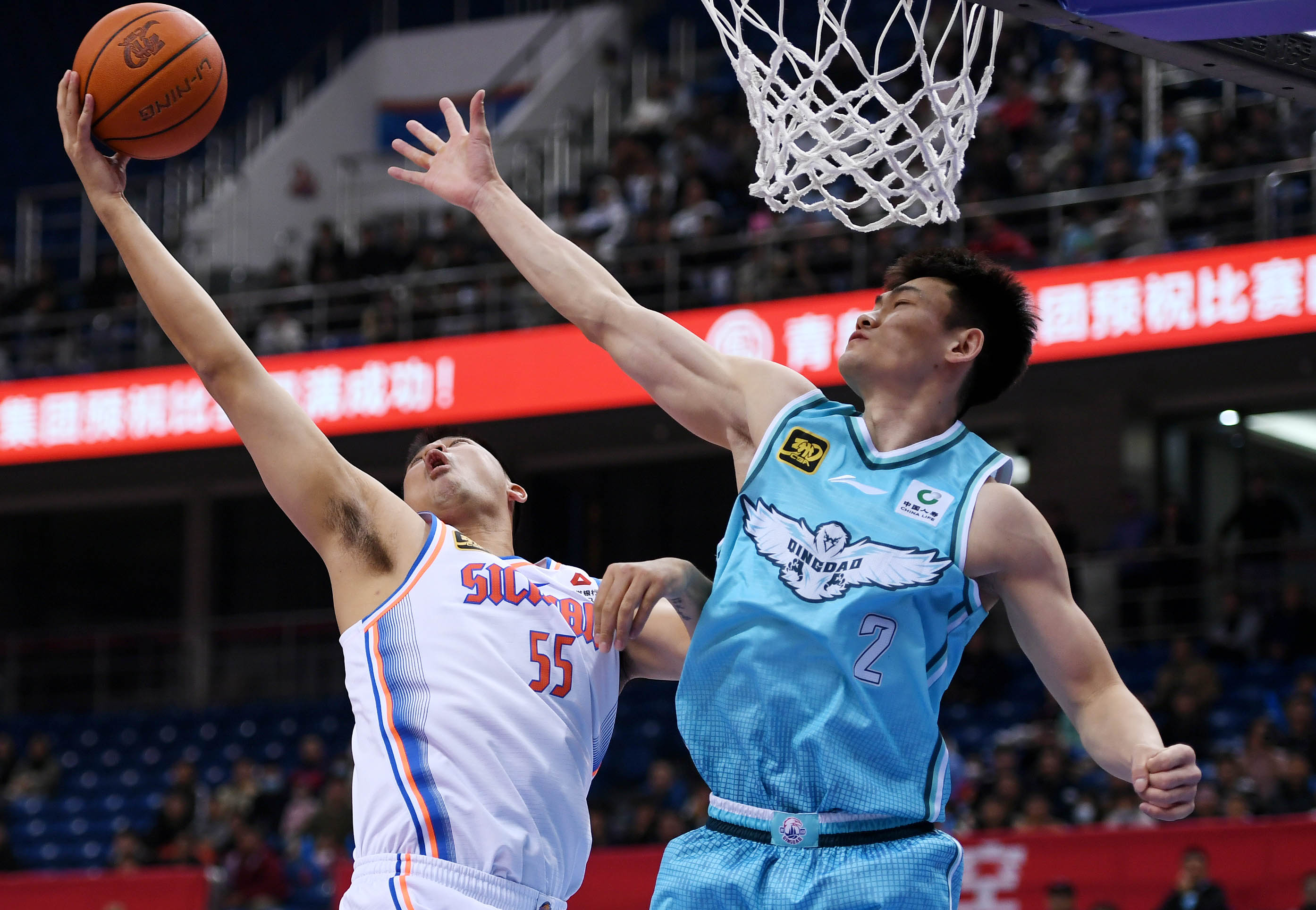 球队交锋角逐胜利，实力不容小觑