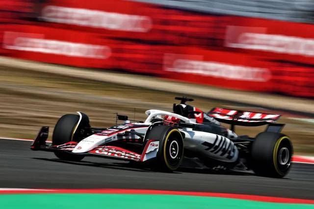 关于梅赛德斯鏖战哈斯车队，皮亚斯特里点燃赛场的信息