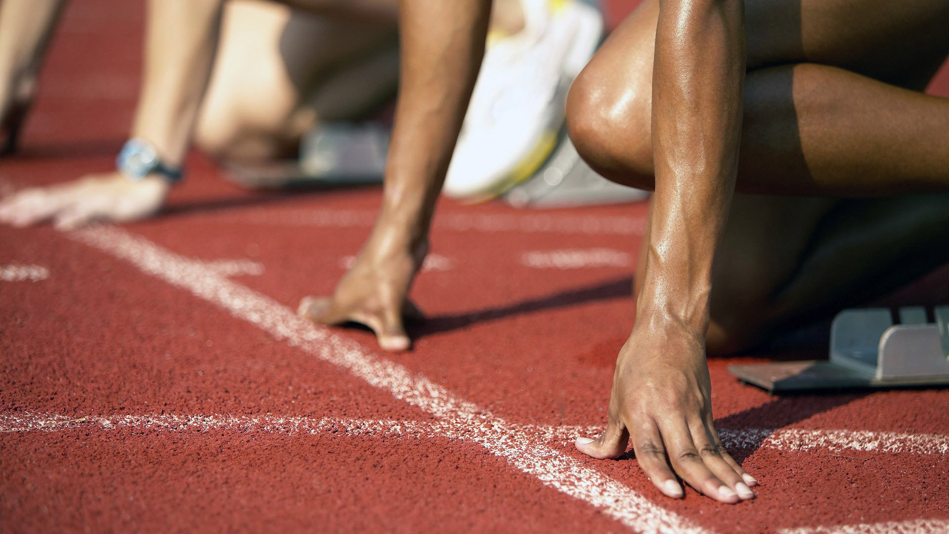 F1新赛季揭幕战之夜，伊萨克惊艳四座，一场属于未来的宣言