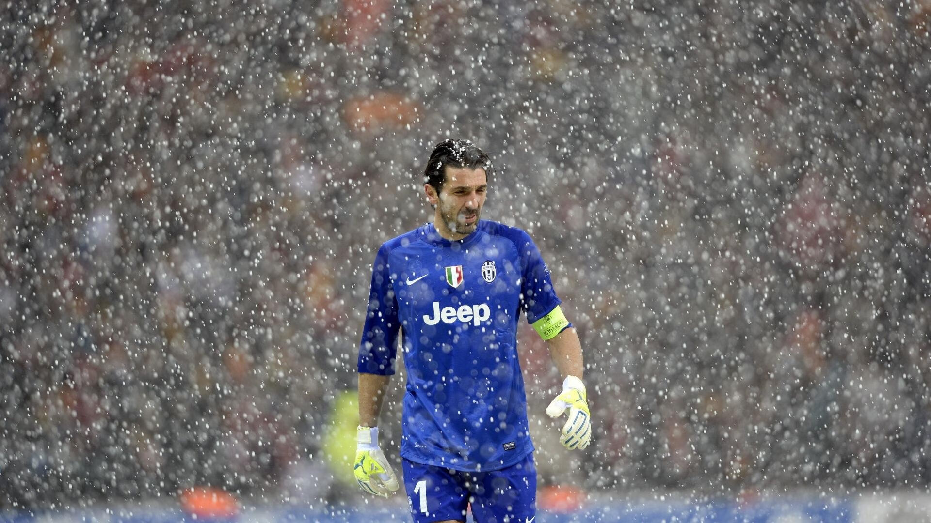 开云APP-姆巴佩刷新纪录之夜，拜仁鏖战曼联演绎欧冠经典